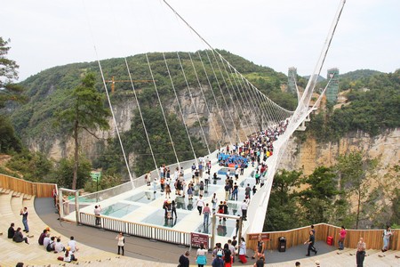 Cruzar el Puente de Vidrio de Zhangjiajie